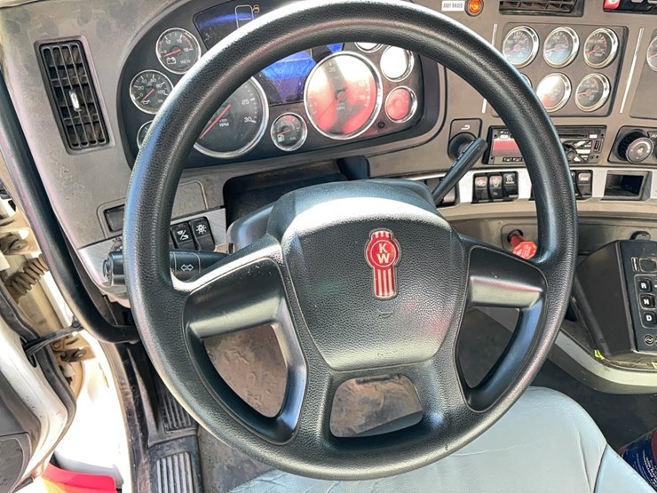 2014-kenworth-t880-image-18