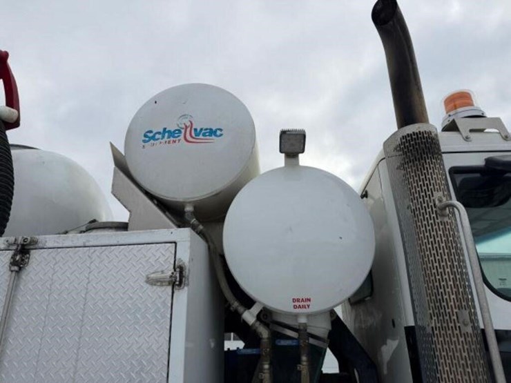 2017-peterbilt-567-image-40