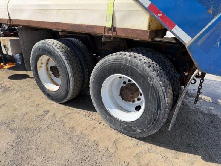 2013-freightliner-108sd-image-70