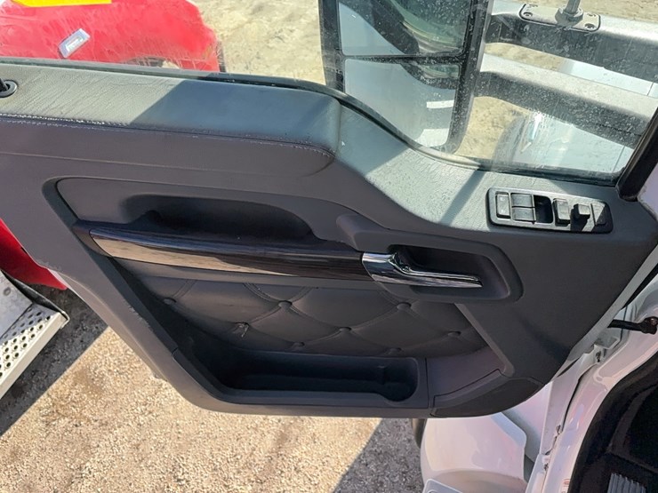 2017-kenworth-t880-image-13