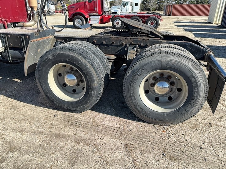 1996-peterbilt-385-image-5