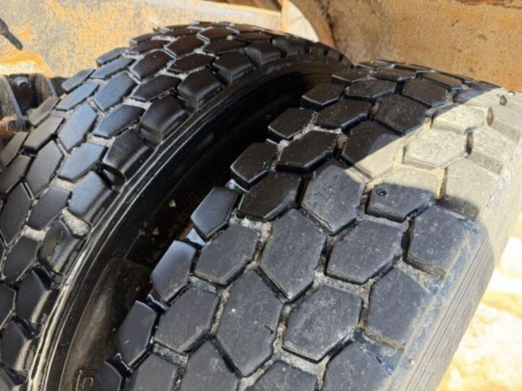 2009-mack-granite-gu813-image-59