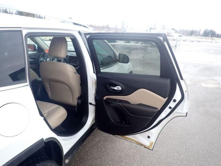 2016-jeep-cherokee-image-49