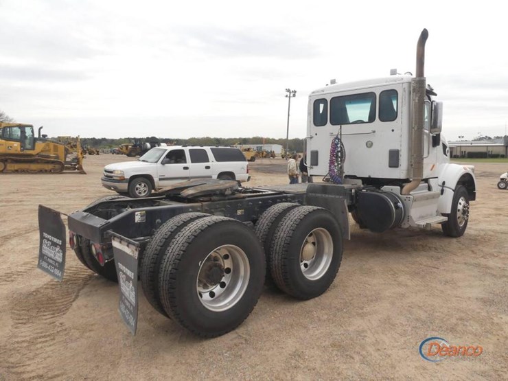 2017-peterbilt-567-image-2