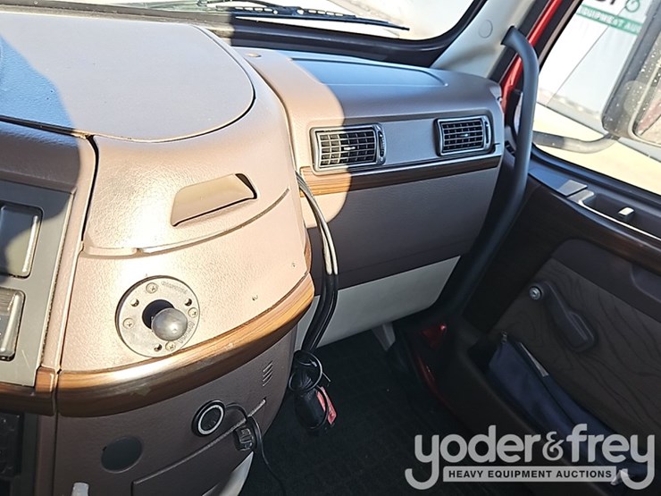 2015-volvo-vnl42t300-image-35