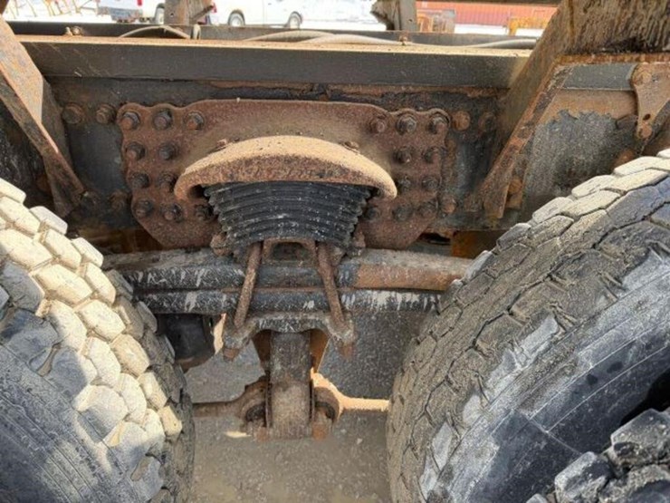 2013-freightliner-108sd-image-60