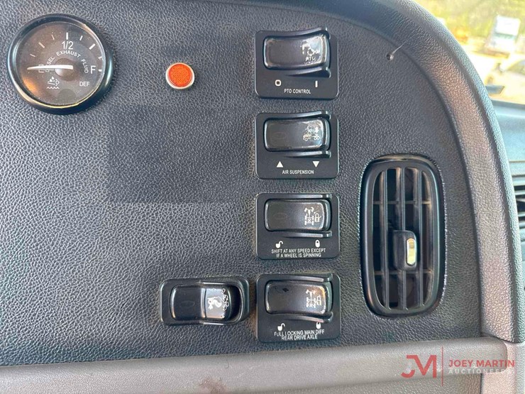 2016-peterbilt-365-image-32