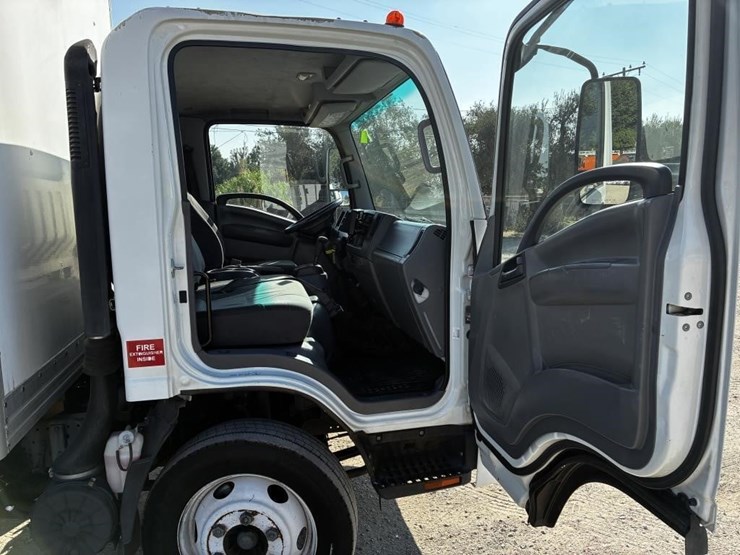 2013-isuzu-npr-image-14