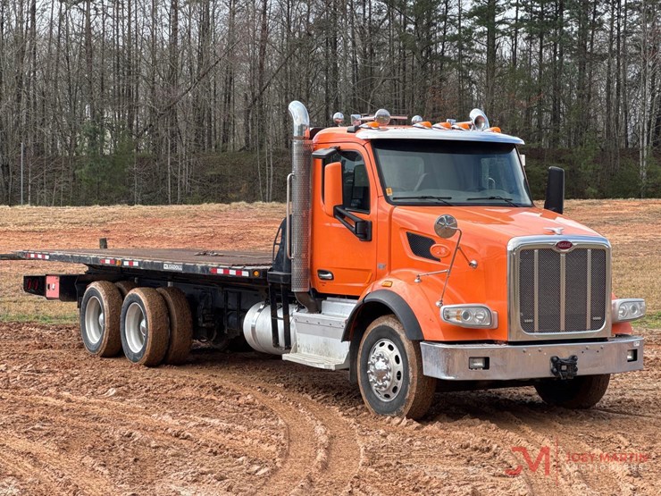 2017-peterbilt-rollback-truck-image-1
