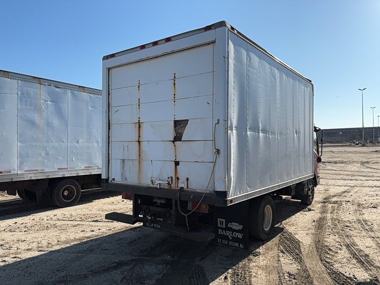 2008-isuzu-npr-image-3