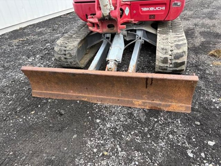 2017-takeuchi-tb240-image-5