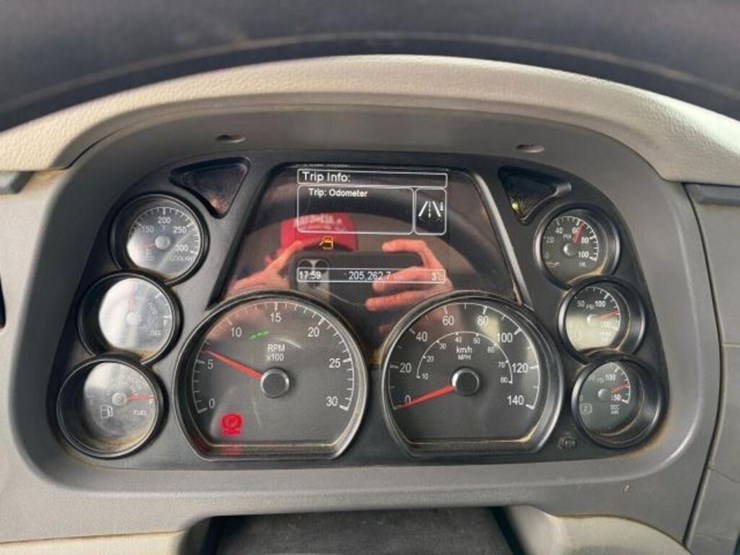 2017-peterbilt-567-image-11