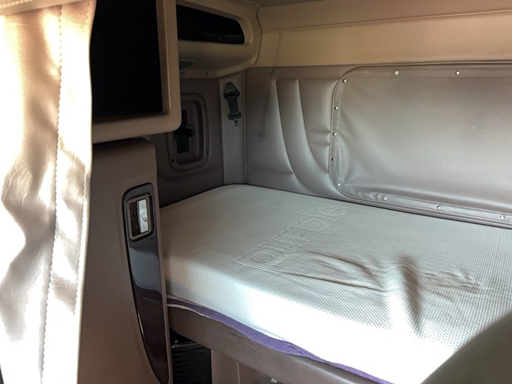 2022-peterbilt-389-image-18