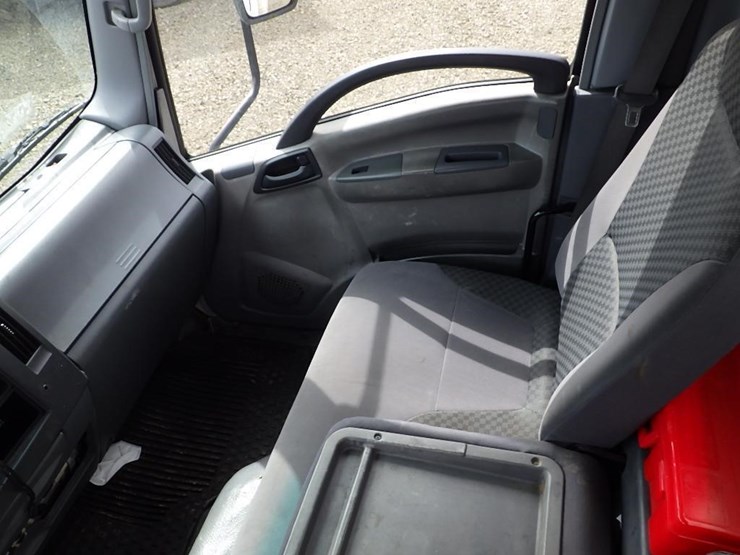 2010-isuzu-npr-image-30