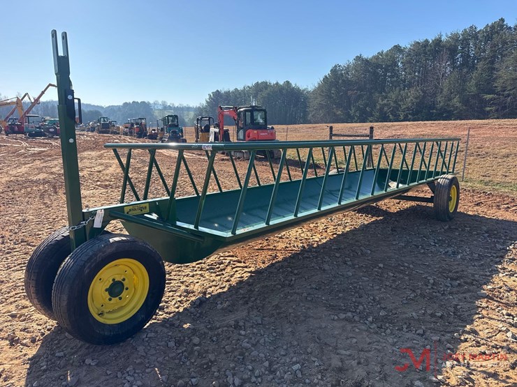 new-stoltzfus-20'-slant-bar-feed-wagon-image-4