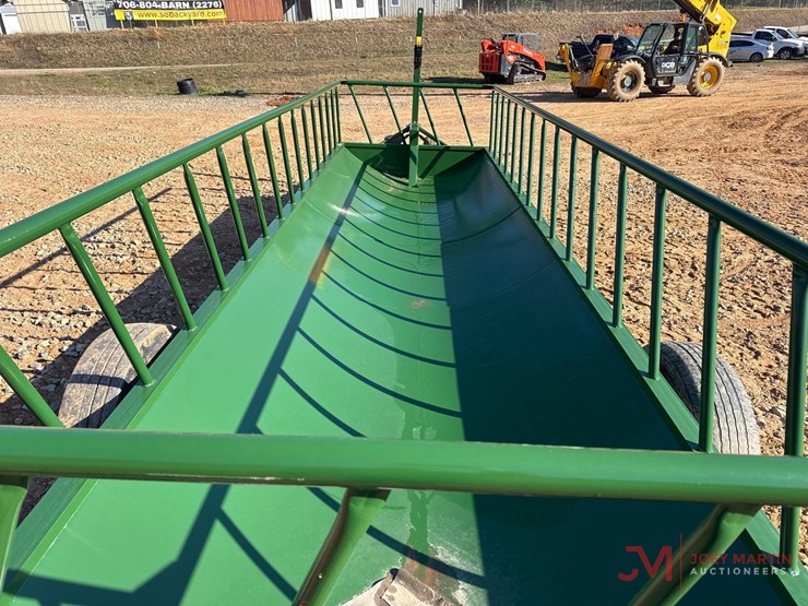 new-stoltzfus-20'-slant-bar-feed-wagon-image-8