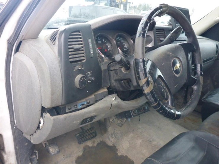 2014-chevrolet-3500-image-17