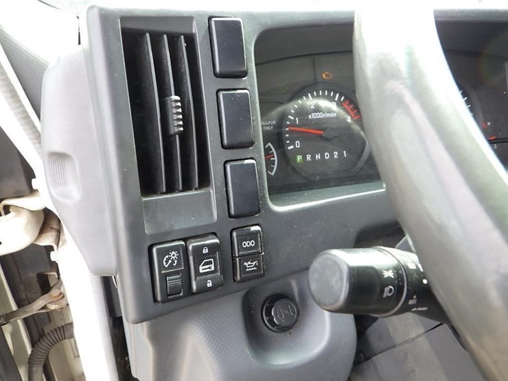 2010-isuzu-npr-image-25