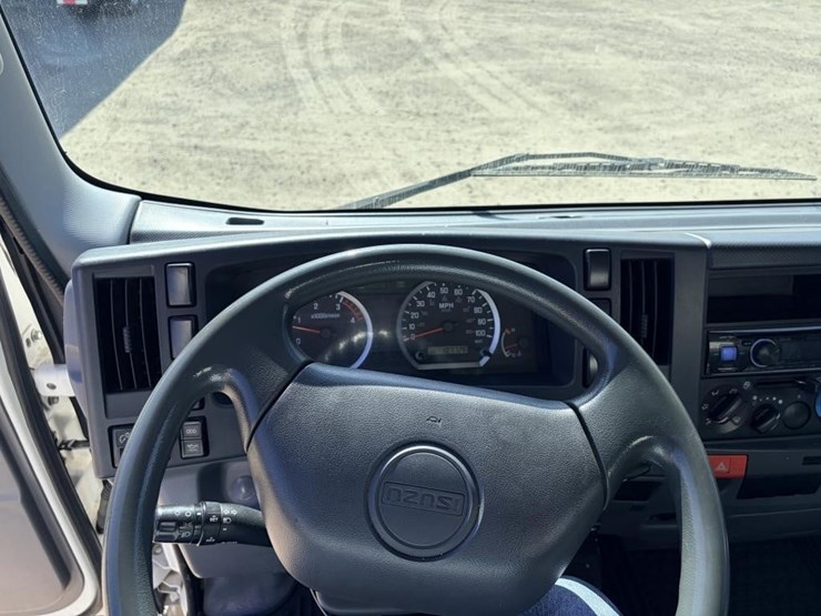 2015-isuzu-nrr-image-19