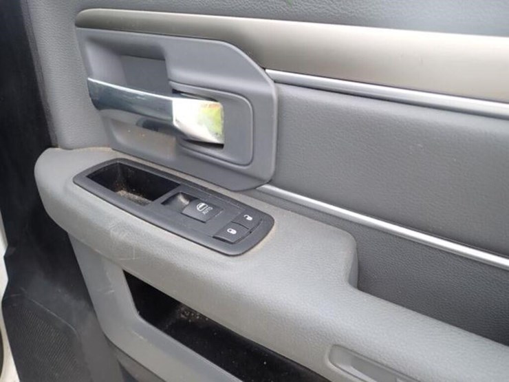 2015-dodge-1500-image-38