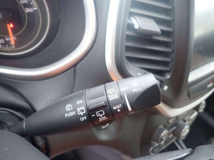 2016-jeep-cherokee-image-25