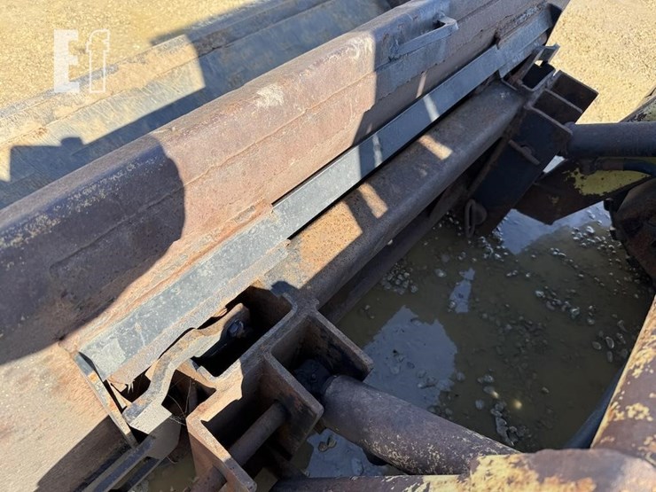 new-holland-l775-image-10