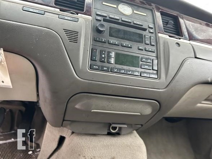 2005-lincoln-towncar-image-16