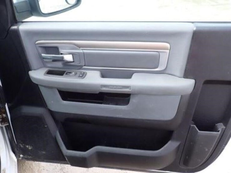 2013-ram-1500-slt-image-28