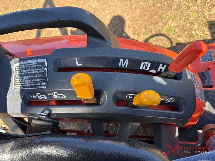 kubota-b2601-utility-tractor-image-21