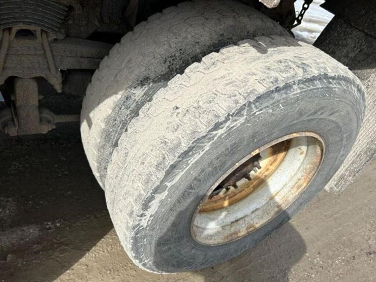 2013-freightliner-108sd-image-65