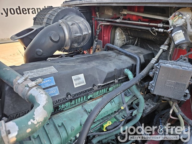 2015-volvo-vnl42t300-image-28