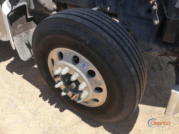 2017-peterbilt-567-image-12