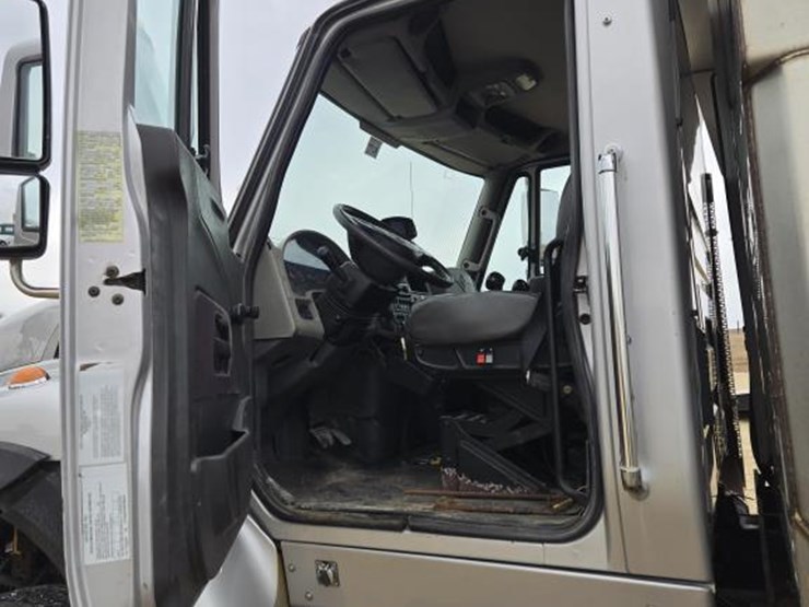 2014-international-7400-image-21