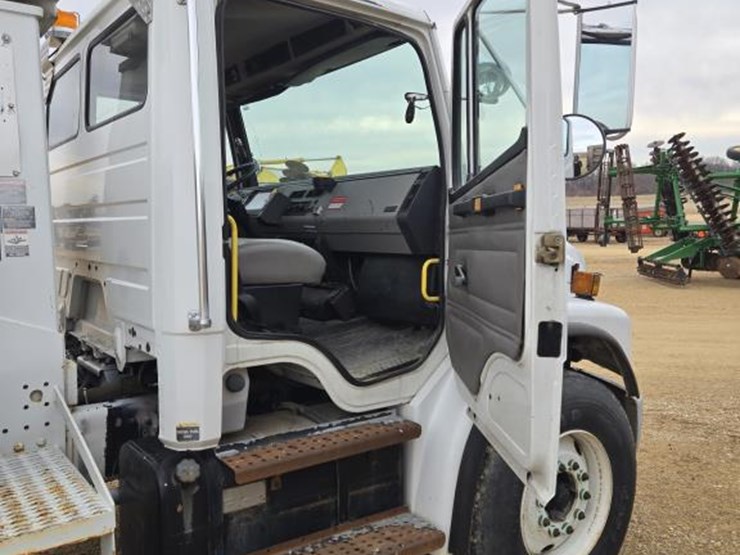 #7926-•-2003-freightliner-fl180-crane-truck-image-9