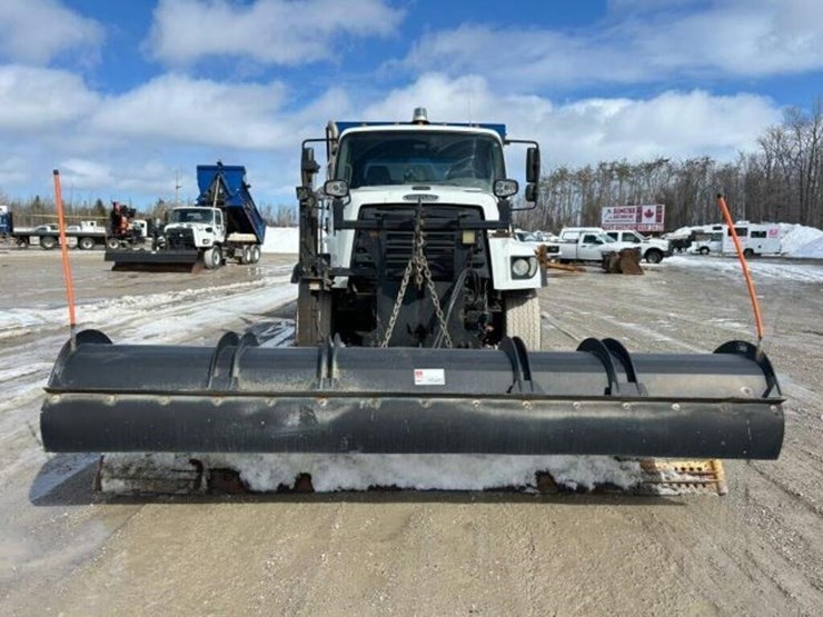 2013-freightliner-108sd-image-2