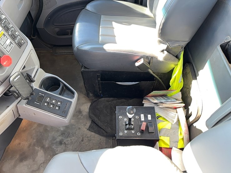 2015-peterbilt-567-image-17