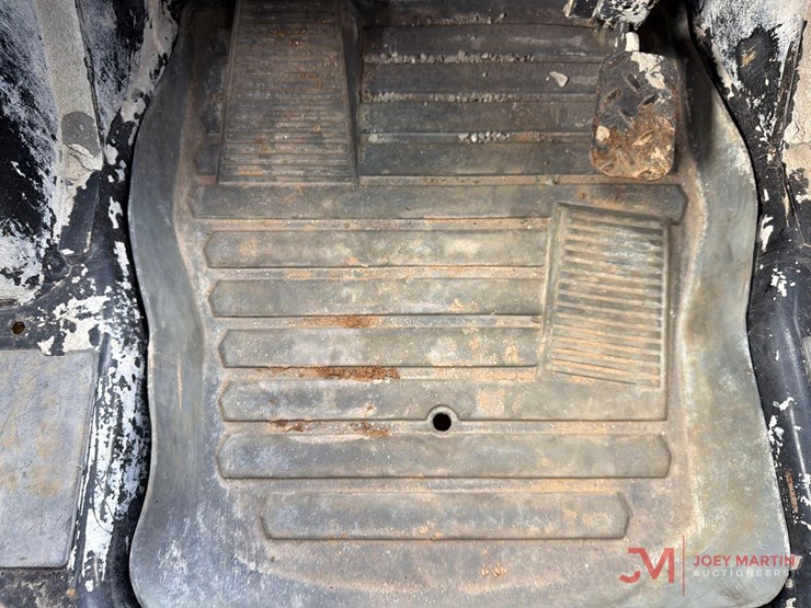 2023-caterpillar-226d3-image-15