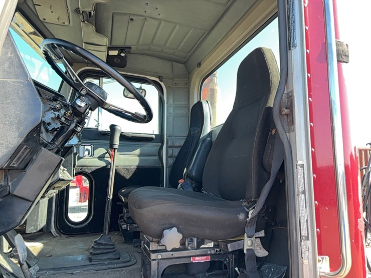 1996-peterbilt-385-image-13