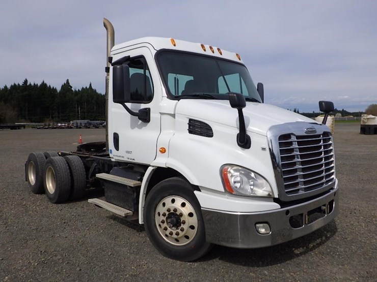 2013-freightliner-cascadia-113-image-3