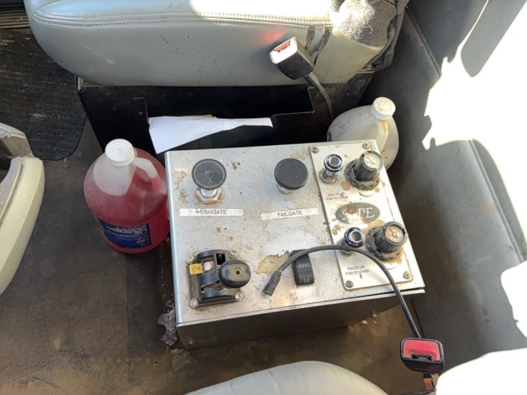 2014-kenworth-t880-image-17