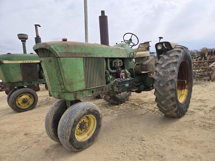 john-deere-3010-image-1