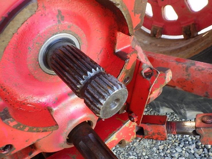 international-f1066-tractor-image-13