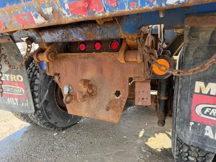 2013-freightliner-108sd-image-39