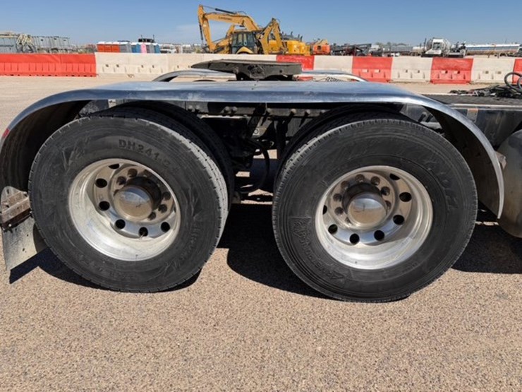 2022-peterbilt-389-image-5