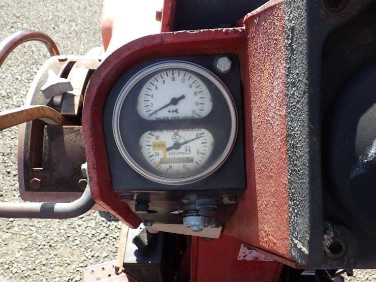 international-f1066-tractor-image-32