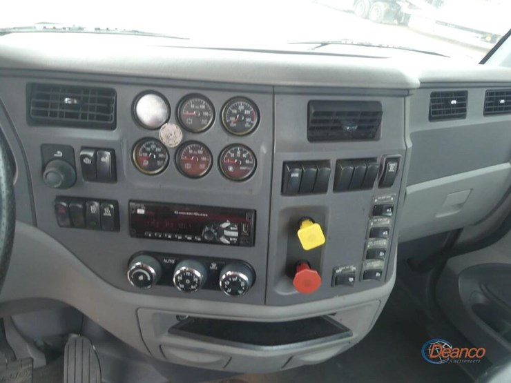 2017-peterbilt-567-image-17