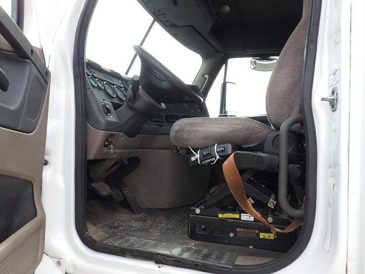 2013-freightliner-cascadia-113-image-31