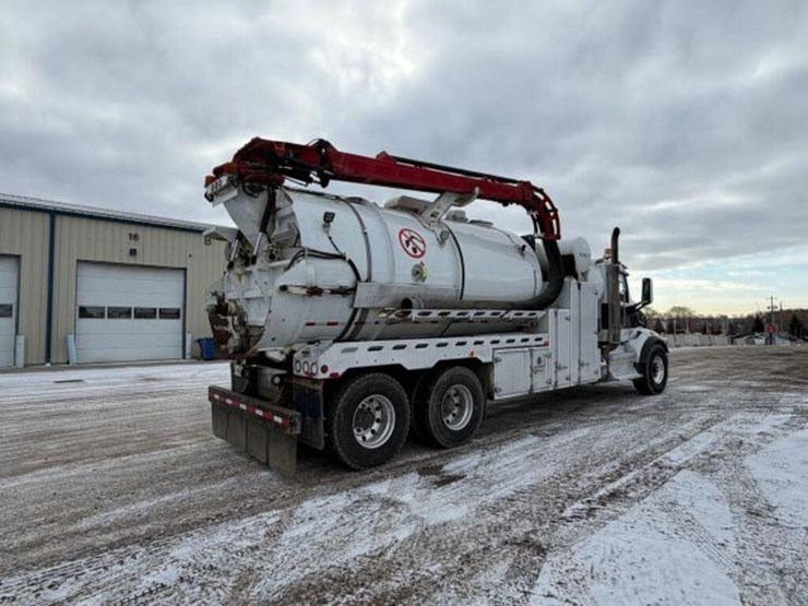 2017-peterbilt-567-image-5