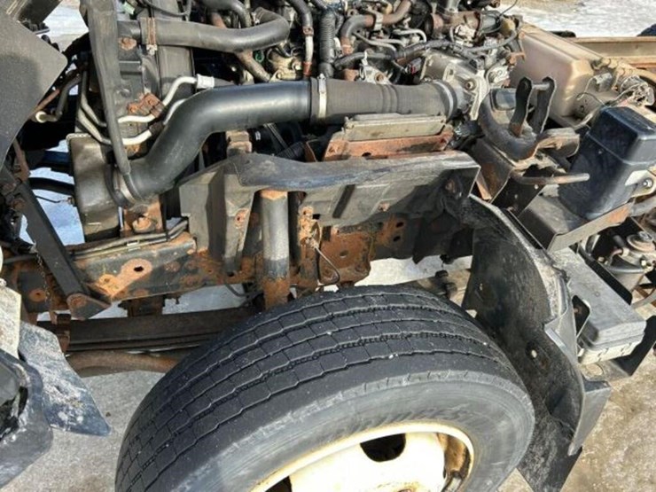 2015-isuzu-nrr-image-28