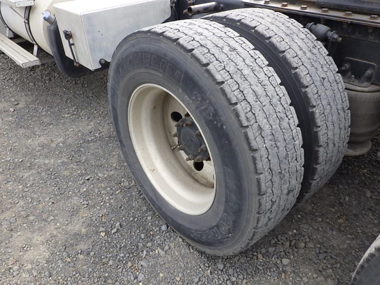 2013-freightliner-cascadia-113-image-23